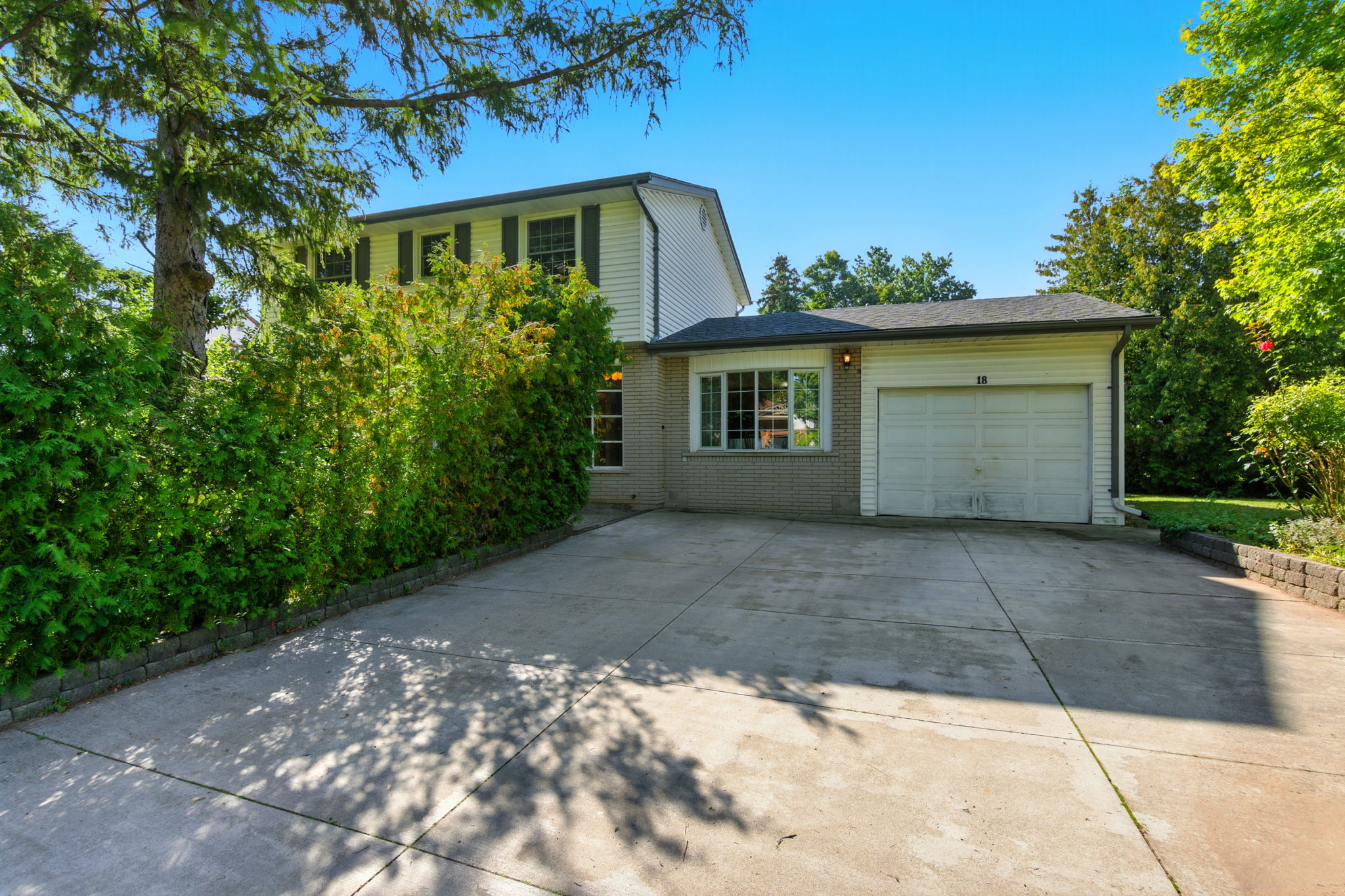 18 Jasper Dr Stoney Creek, ON L8G 2S7