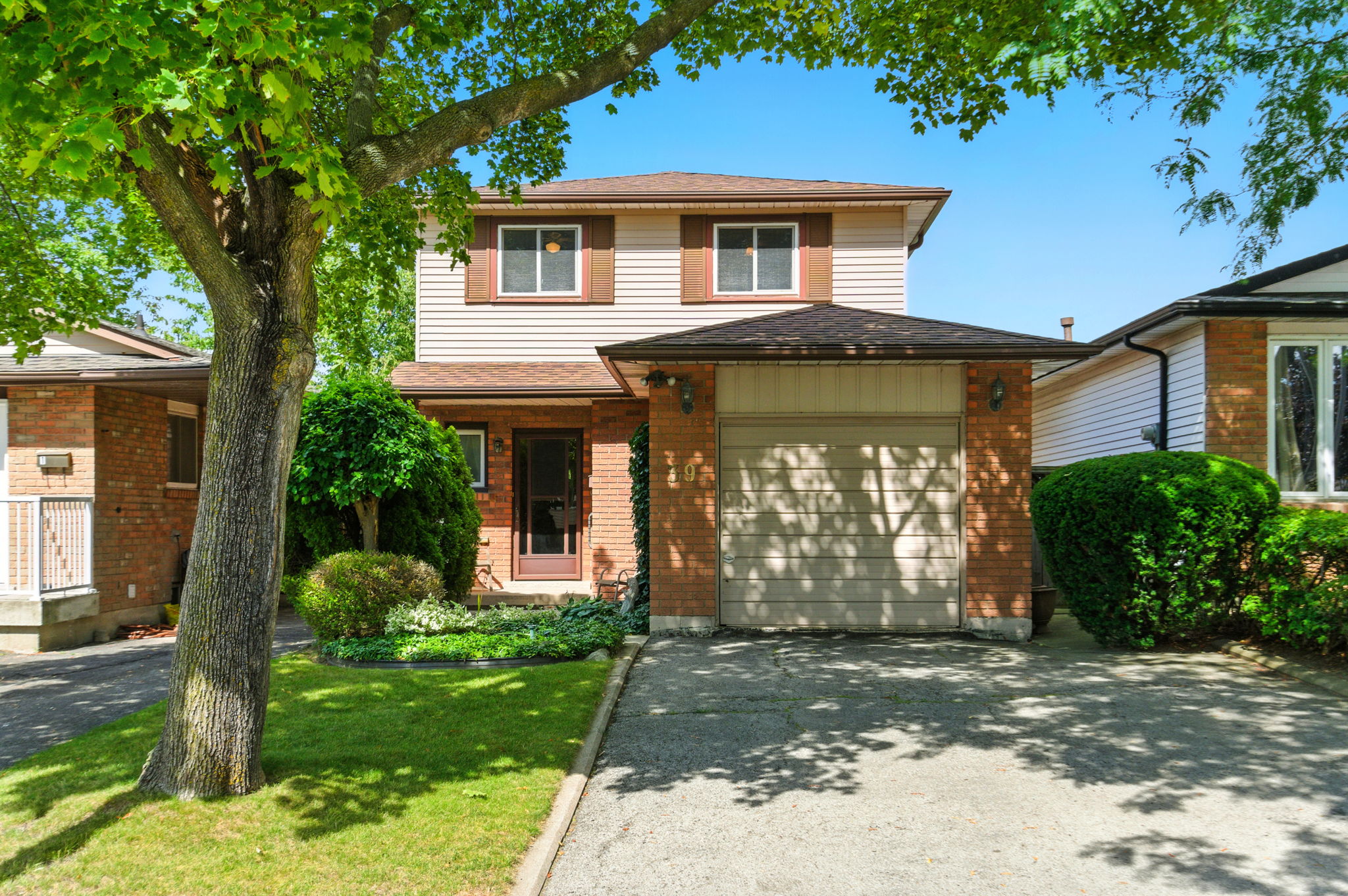 39 Megna Ct Hamilton, ON L9C 6Y6_SOLD