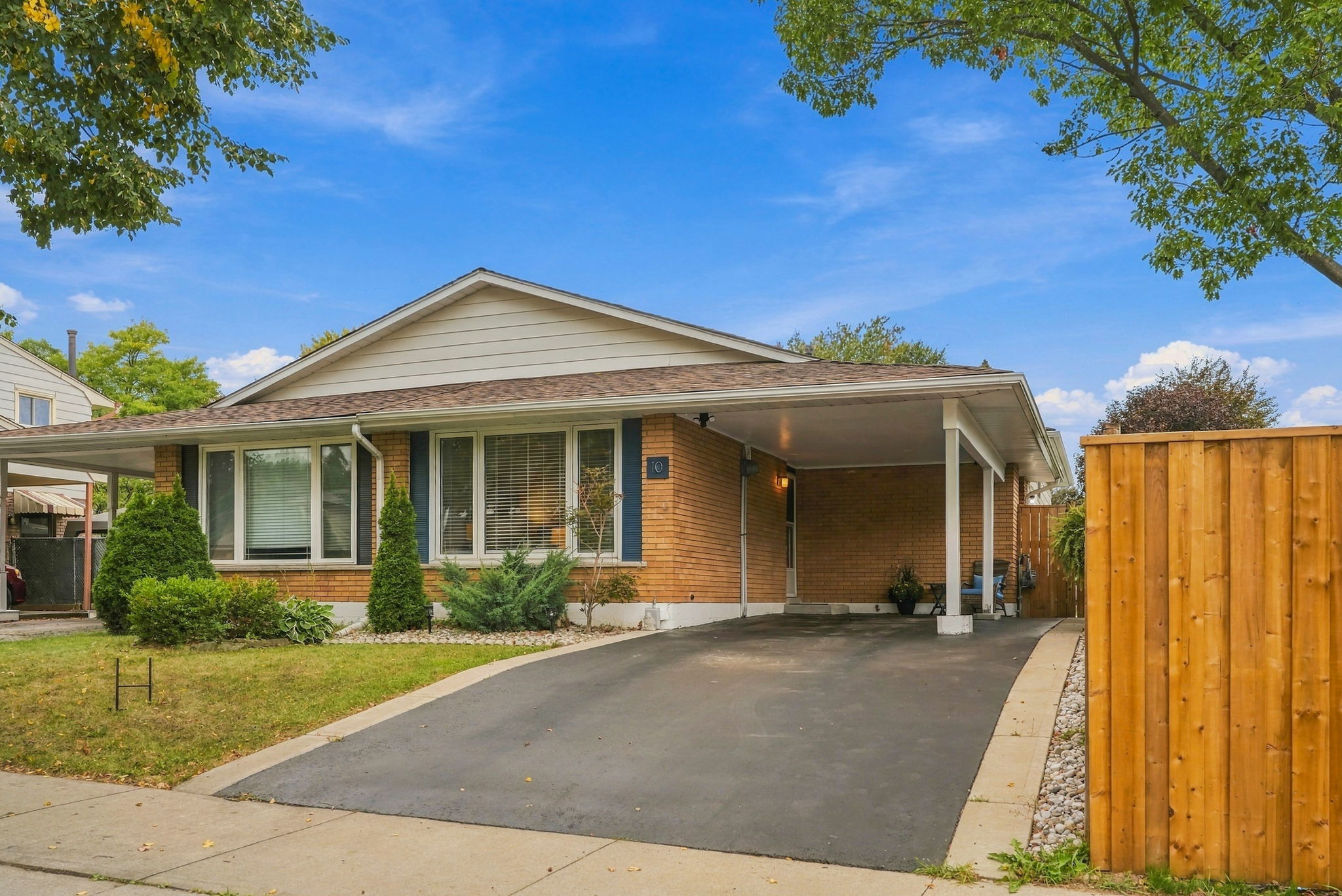 10 Courtland Ave Hamilton, ON L9C 5Z2 _ SOLD